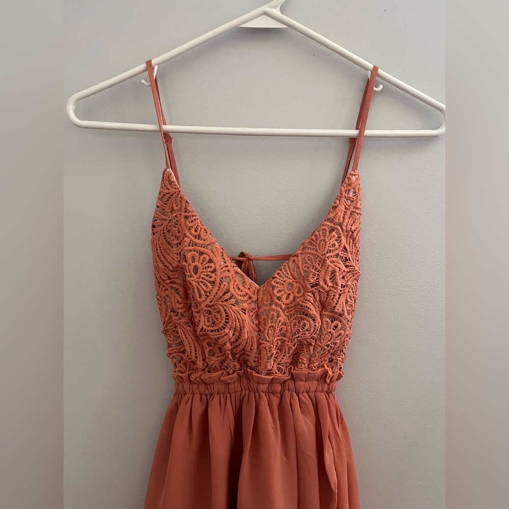 Romantic High-Low Dress Sz S – Floral Embroidery & Open Back Design
